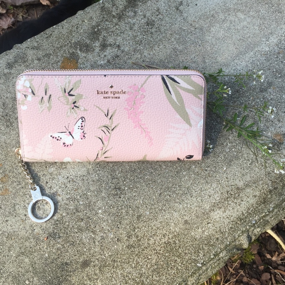Kate Spade ♠️ beautiful zip around spring clutch🥰